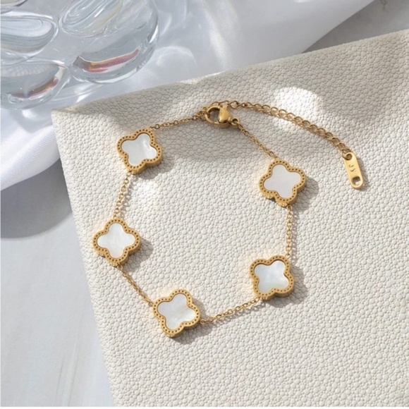 GOLD 18k Gold Plated 3pc Clover Earring, Necklace & Bracelet Set - Picture 4 of 4